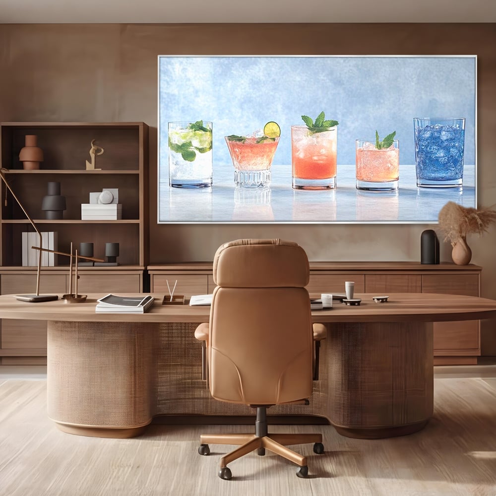 Tablou canvas cu tablou canvas cu cinci pahare de cocktail, in rama de aluminiu argintiu, pe perete intr-un birou